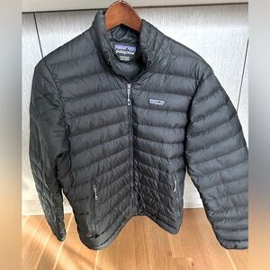 Patagonia men S puffy jacket. In good condition with a small patch.